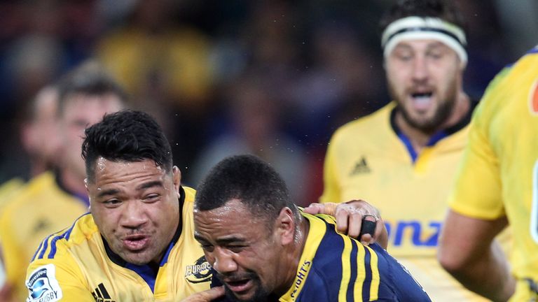 Nasi Manu (in blue) of the Highlanders on the charge against the Hurricanes