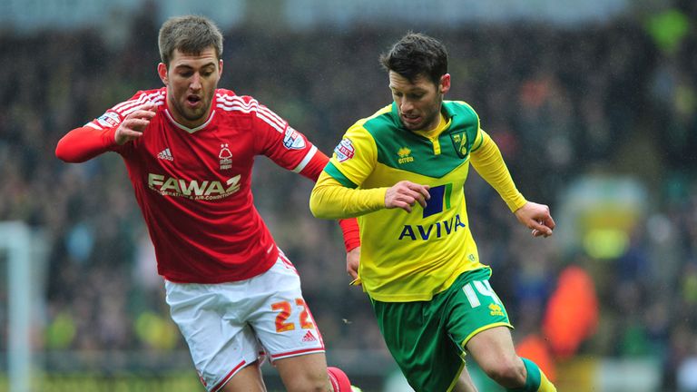 Norwich City's Wes Hoolahan and Nottingham Forest's Gary Gardner battle for the ball during the Sky Bet Championship match at Carrow Road, Norwich.