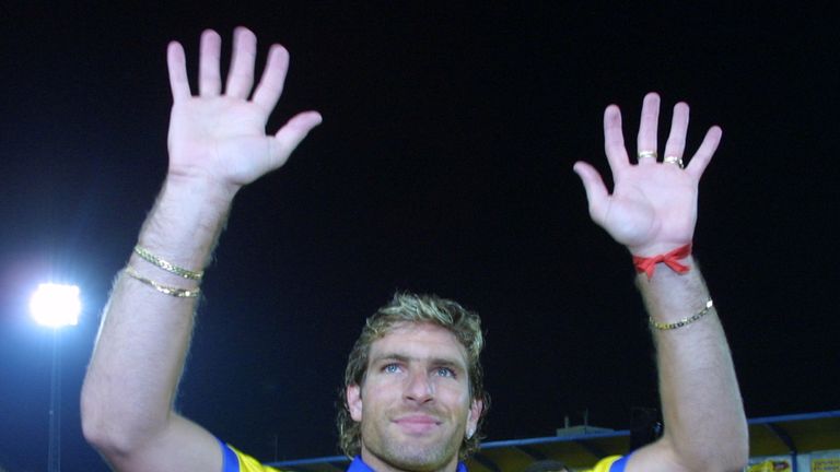 VILLARREAL, SPAIN - JANUARY 18:  Argentinian soccer forward Martin Palermo waves in the stadium, late 18 January 2001 after signing up for the Spanish Prem