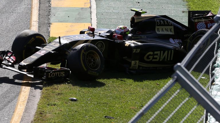 Pastor Maldonado (VEN) Lotus E23 Hybrid crashes at the start 