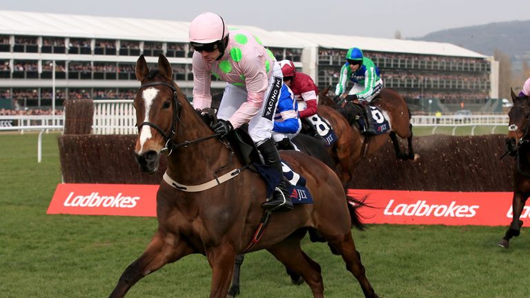 Vautour pours it on from the front in the Arkle