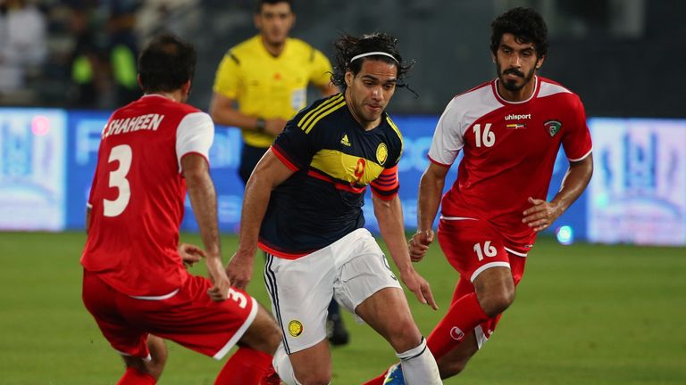 Colombia's Radamel Falcao (C) dribbles the ball between Kuwait's Fahad Awadh Shaheen (L) and Abdulrahman al-Enezi during their friendly.