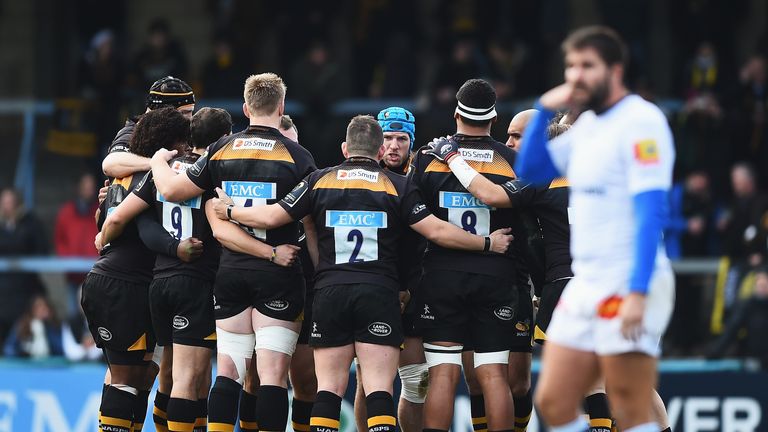 James Haskell speaks to Wasps players v Castres
