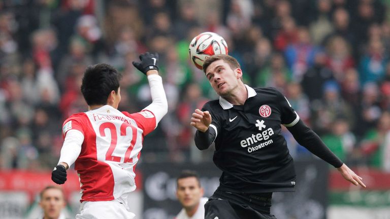 AUGSBURG, GERMANY - MARCH 14:  Stefan Bell of FSV Mainz 05 is challenged by Dong Won Ji of FC Augsburg 