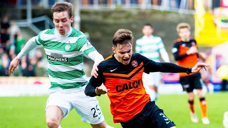 Celtic's Stefan Johansen (l) challenges Dundee United's Conor Townsend