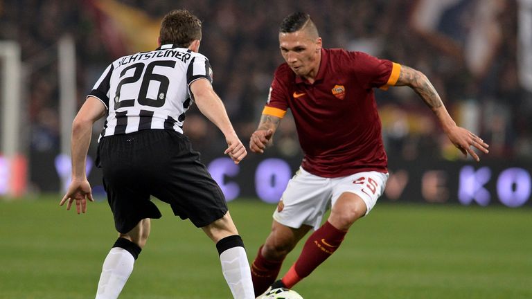 Juventus' Stephan Lichtsteiner (L) vies for the ball with Roma's Greek defender Jose Holebas 