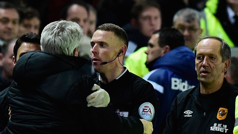 Steve Bruce is held back by the assistant referee as  Sunderland manager Gus Poyet is sent off