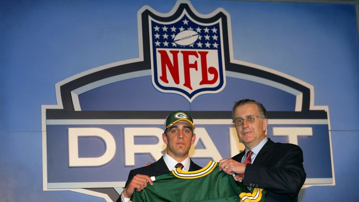 NEW YORK - APRIL 23:  Quarterback Aaron Rodgers (California) poses with NFL Commissioner Paul Tagliabue after Rodgers was drafted 24th overall by the Green