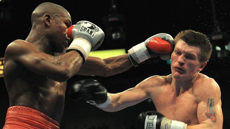 British Ricky Hatton is hited during his fight against US Floyd Mayweather Jr.  at the MGM Grand Garden Arena in Las Vegas, Nevada, 08 December 2007