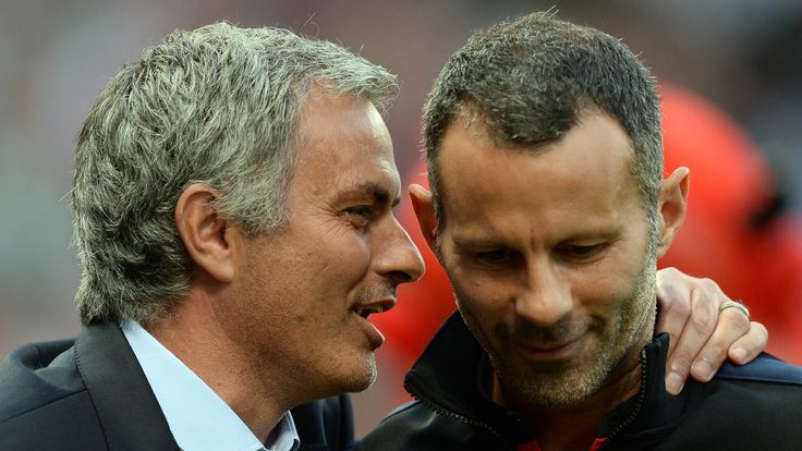 Chelsea's Portuguese manager Jose Mourinho (L) speaks to Manchester United's Welsh midfielder Ryan Giggs (R) ahead of the English Premier League football m