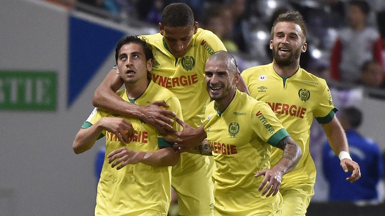 Nantes' US midfielder Alejandro Bedoya (L) celebrates with teammates after scoring a goal during the French L1 football match between Toulouse and Nantes