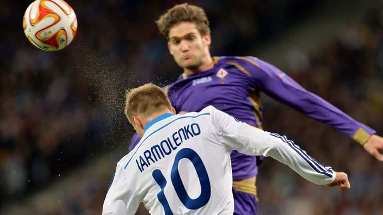 Andriy Yarmolenko (L) of FC Dynamo Kyiv vies for the ball against Milan Badelj (R) of ACF Fiorentina during their 