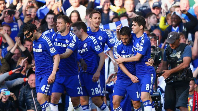 Eden Hazard of Chelsea (2R) celebrates with team mates