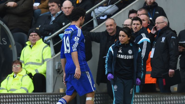 HULL, ENGLAND - MARCH 22:  Diego Costa of Chelsea talks to team doctor Eva Carneiro as he is substituted during the Barclays Premier League match between H