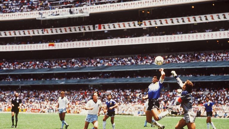 WM 1986 in Mexiko  Viertelfinale ARG - ENG 2:1..MARADONA / ARG    ' HAND GOTTES ' , HANDTOR , HAND TOR..FOTO:BONGARTS *** Local Caption *** Diego Maradona