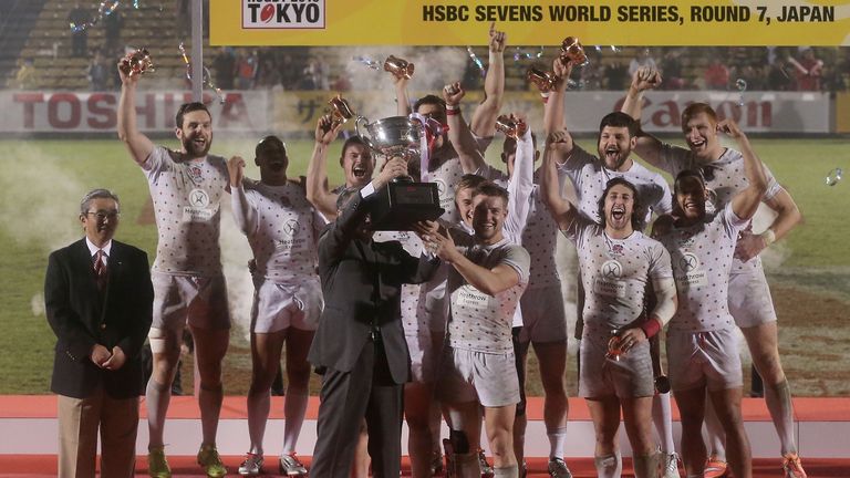 England players celebrate victory after defeating South Africa in the final of the Tokyo Sevens 2015