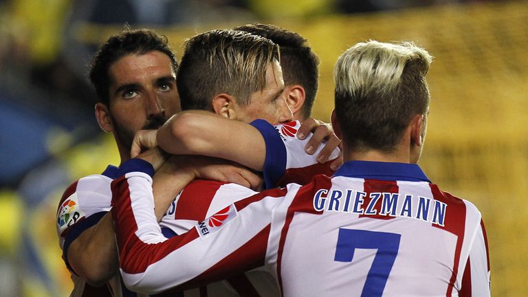 Atletico Madrid's  forward Fernando Torres (C) celebrates his goal with team mates