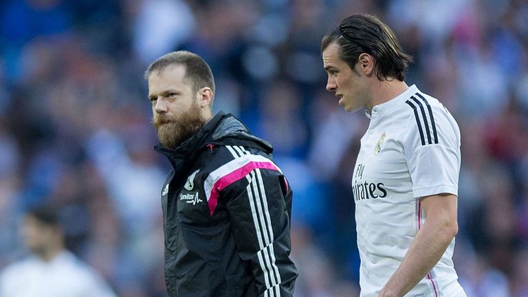MADRID, SPAIN - APRIL 18: Gareth Bale of Real Madrid CF leaves the pitch injured during the La Liga match between Real Madrid CF and Malaga CF at Estadio S