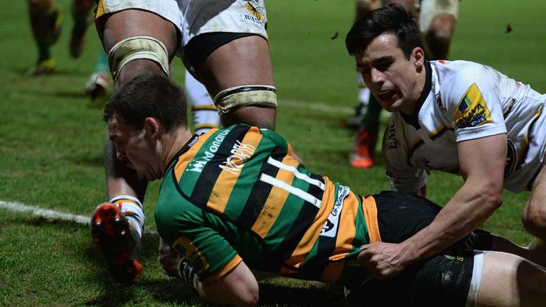 George North is caught by Nathan Hughes' knee 