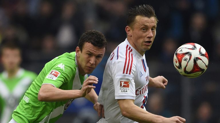 Hamburg's Croatian forward Ivica Olic (R) and Wolfsburg's Croatian midfielder Ivan Perisic vie for the ball during the 