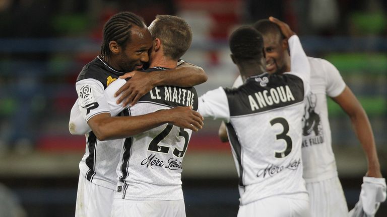 Guingamp's French defender Jeremy Sorbon (L) and Guingamp's French defender Reynald Lemaitre