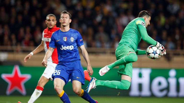 Monaco's Croatian goalkeeper Danijel Subasic (R) grabs the ball ahead of Juventus' defender from Switzerland Stephan Lichtsteiner 