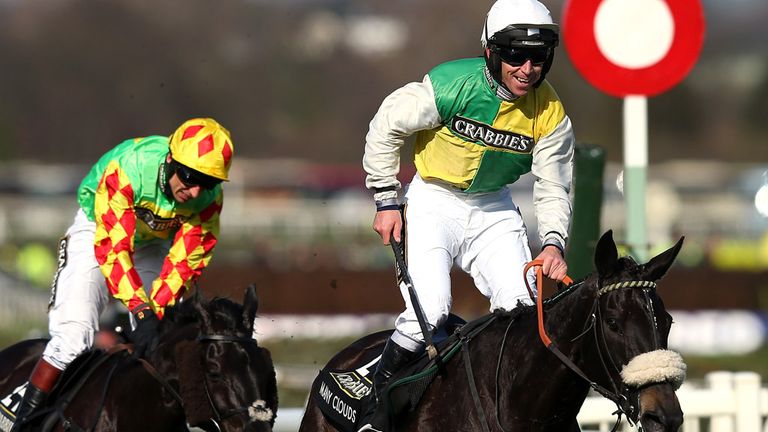 Many Clouds ridden by Leighton Aspell wins the 2015 Crabbie's Grand National