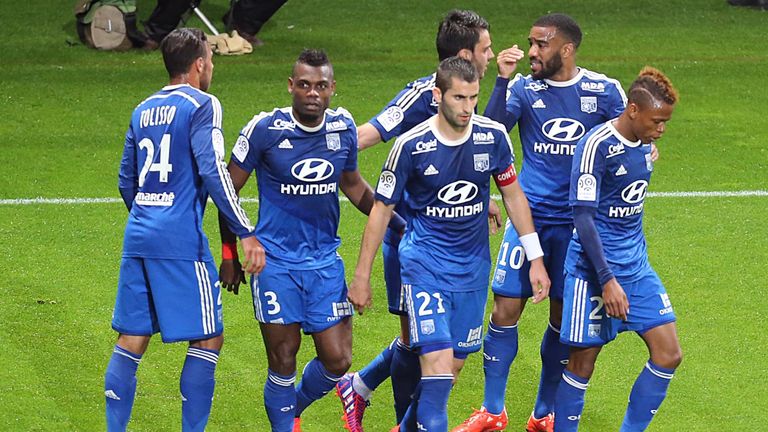 Lyon went back to the top Ligue 1 with victory
