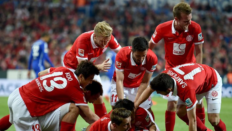 MAINZ, GERMANY - APRIL 24:  Stefan Bell (C) of Mainz celebrate with his team mates after he scores his team's 