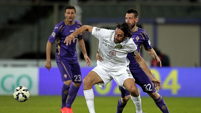 Manuel Pasqual of ACF Fiorentina battles for the ball with Luca Toni of Hellas Verona FC during the Serie A match between ACF F