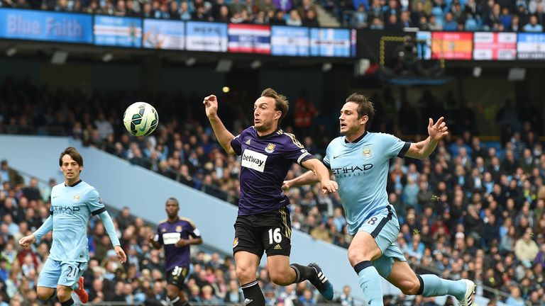 Manchester City's Frank Lampard (R) battles with West Ham United's Mark Noble (2R)