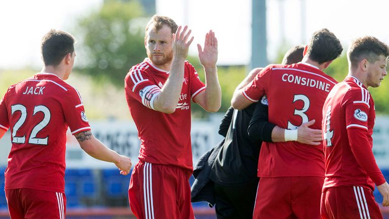 Aberdeen's Mark Reynolds (centre) celebrates at the full time whistle