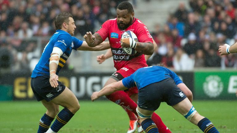Leinster's Jordi Murphy (R) and fly-half Jimmy Gopperth (L) vie with RC Toulon's Mathieu Bastareaud