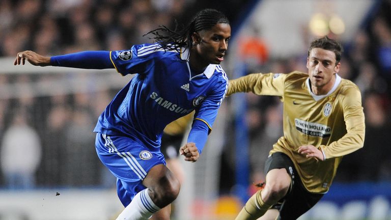 Chelsea's defender Michael Mancienne (L) fights for the ball with Juventus' midfielder Claudio Marchisio during their Champions League first knockout round