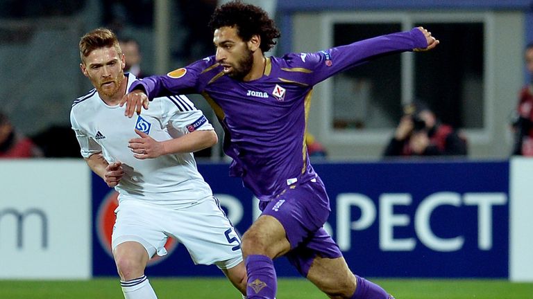 FC Dinamo Kiev's Antunes (L) vies with Fiorentina's midfielder from Egypt Mohamed Salah  during the UEFA 