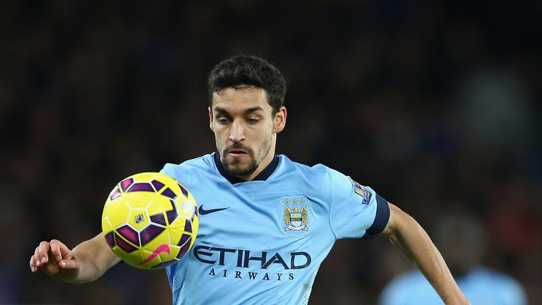 LONDON, ENGLAND - JANUARY 31:  Jesus Navas of Manchester City on the ball during the Barclays Premier League match between Chelsea and Manchester City at S