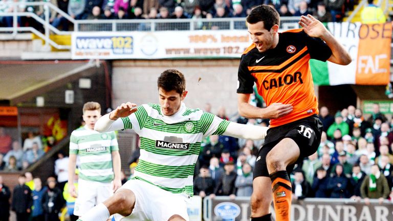 Dundee United's Ryan McGowan challenges Nir Bitton (l) of Celtic