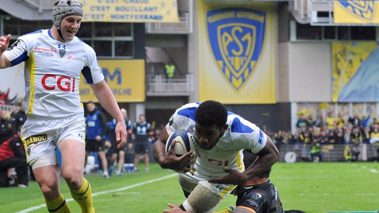Clermont's Fidji winger Noa Nakaitaci (C) scores a second try during the European Rugby Champions Cup 1/4 final 
