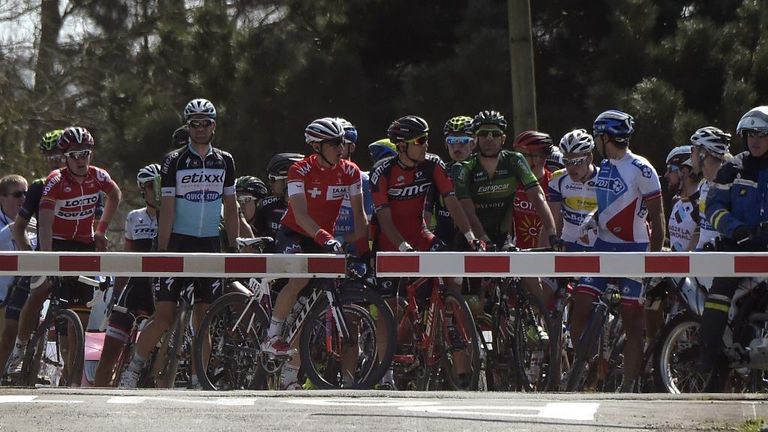 Paris-Roubaix, rail crossing, train