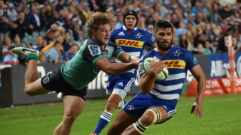 Stormers player Damian de Allende beats Michael Hooper Waratahs to score a try