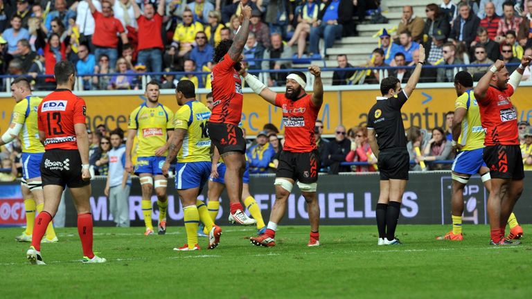 Oyonnax's players celebrate after winning at Clermont Auvergne