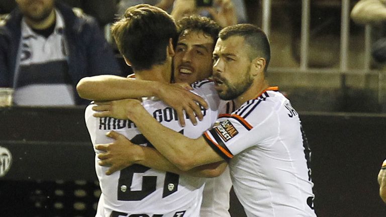 Valencia's midfielder Dani Parejo (C) celebrates his goal credit should read JOSE JORDAN/AFP/Getty Images)