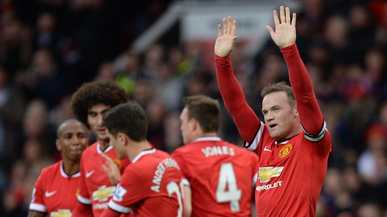 Manchester United's striker Wayne Rooney (R) celebrates