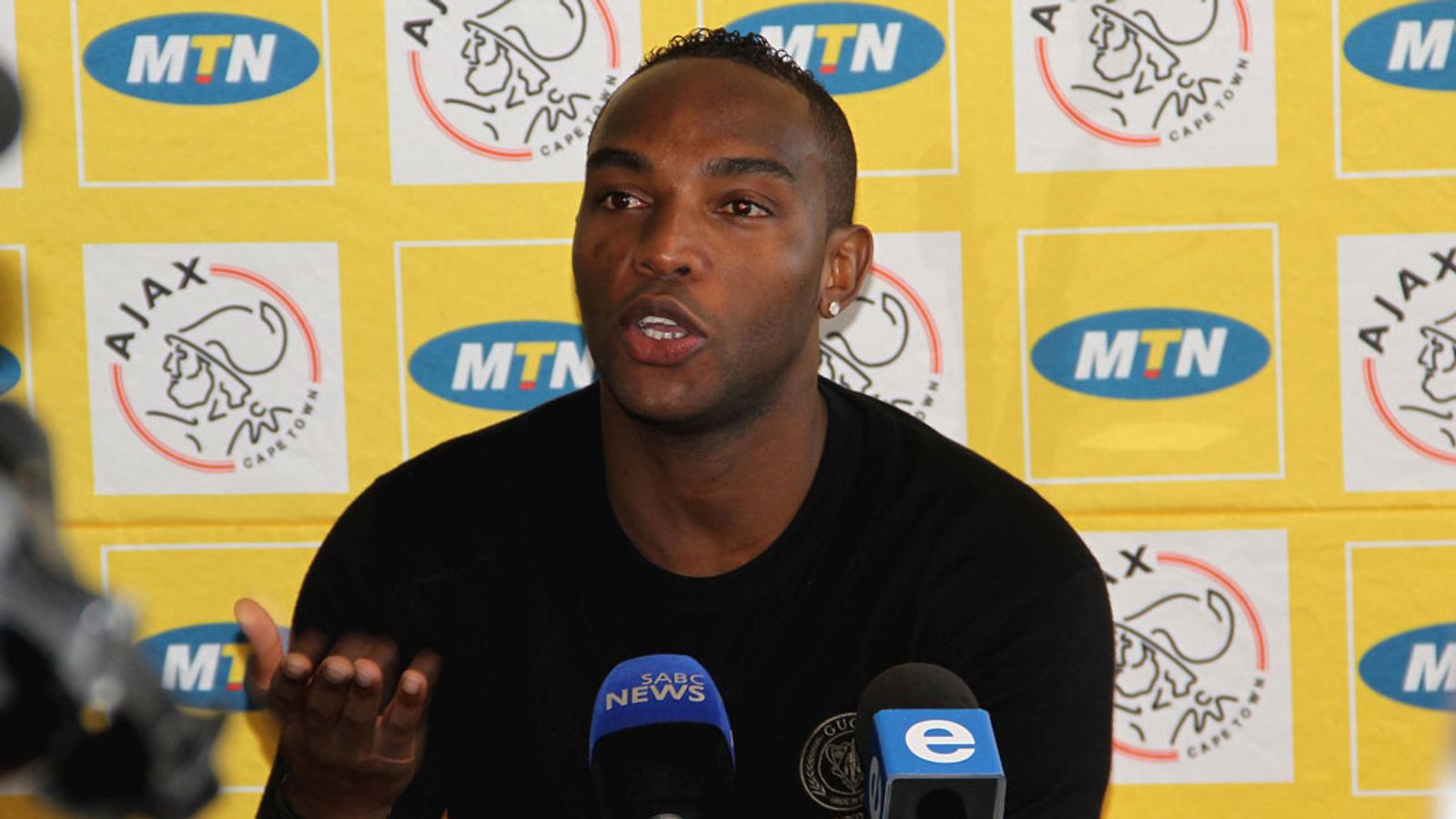 Benni McCarthy robbed at gunpoint in South Africa | Football News | Sky