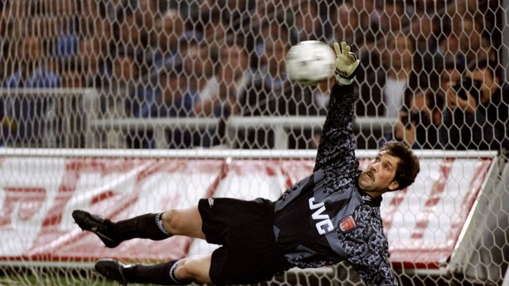 20 Apr 1995:  Arsenal keeper David Seaman pulls off a crucial save during the penalty shootout of the European Cup Winners Cup semi-final second leg agains