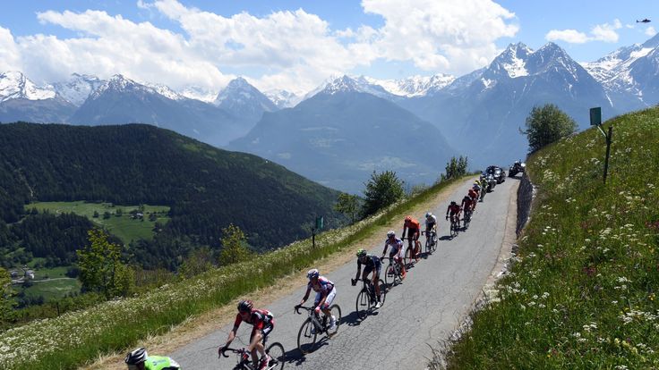 The peloton on stage nineteen of the 2015 Tour of Italy