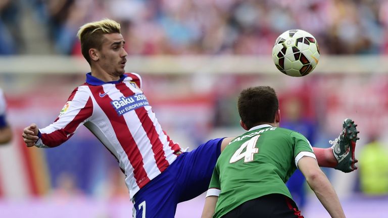 Atletico Madrid's French forward Antoine Griezmann (L) vies with Athletic Bilbao's French defender Aymeric Laporte