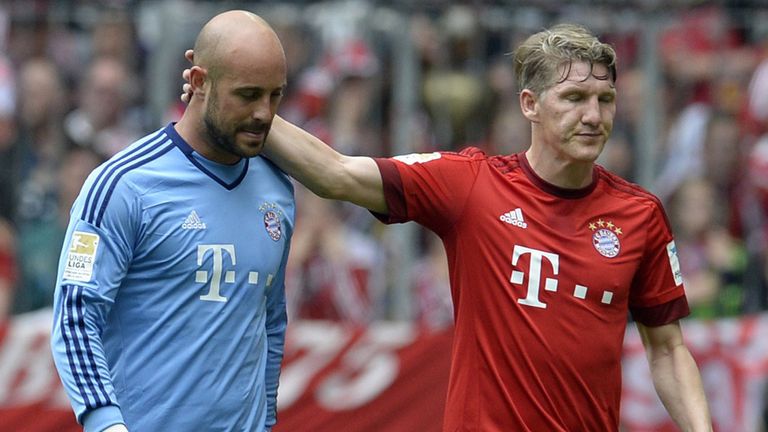 Pepe Reina is sent off for Bayern Munich