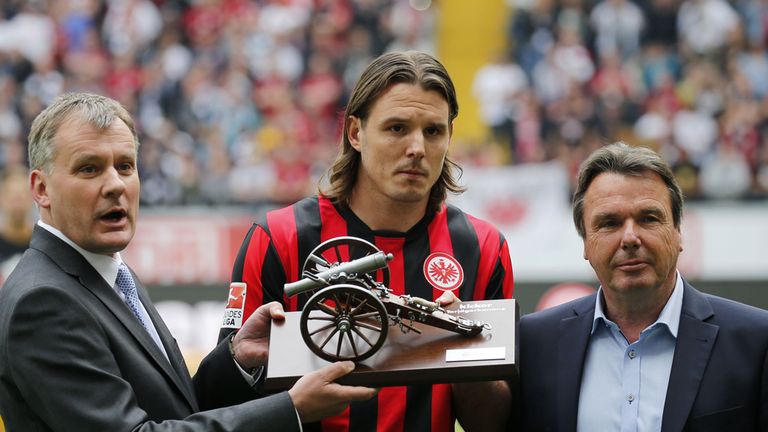 Alexander Meier with the Bundesliga's top goalscorer award
