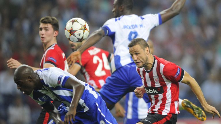 Porto's Dutch defender Bruno Martins Indi (L) and Athletic Bilbao's midfielder Carlos Gurpegui (R) try to head the ball during the UEFA Champions League fo